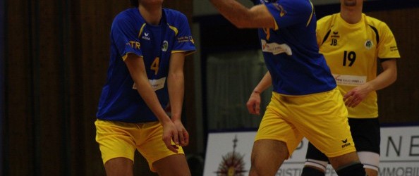 Volleyball 2014-15 SV-DJK Taufkirchen (H) Mohamed Chefai li und Zied Chalghmi re 02. Foto: Robert M. Frank.